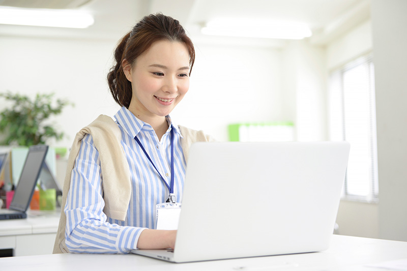 電話またはWebから、スタッフ登録予約!
